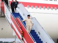 Presiden Prabowo turun dari tangga pesawat di Halim Perdanakusuma